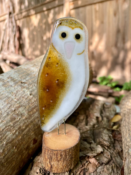 Charger l'image dans la galerie, Glass owl ornament on a wooden stump with a natural background