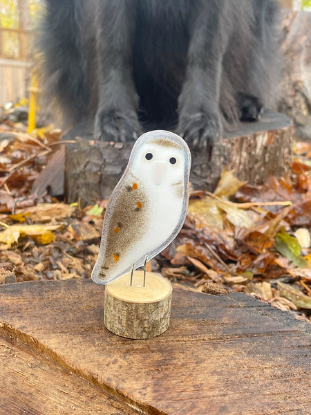 Charger l'image dans la galerie, Decorative owl figurine on a wooden stand with a black dog in the background