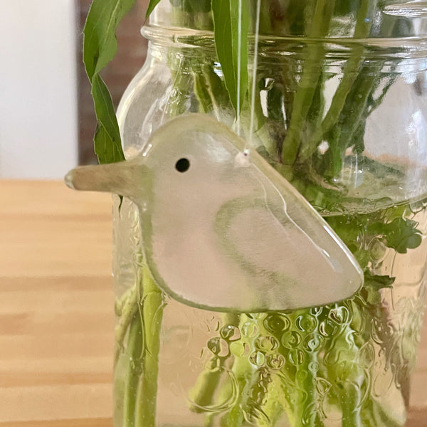 Charger l'image dans la galerie, Poussin rose suspendu : le choix de l'artisan verrier