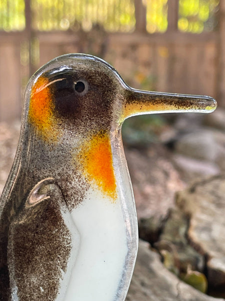 Charger l&#39;image dans la galerie, Glass sculpture of a penguin with a blurred natural background
