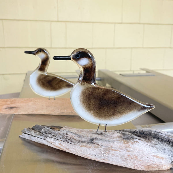 Charger l'image dans la galerie, Two fused glass canada goose bird figurines on a wooden base with a neutral background
