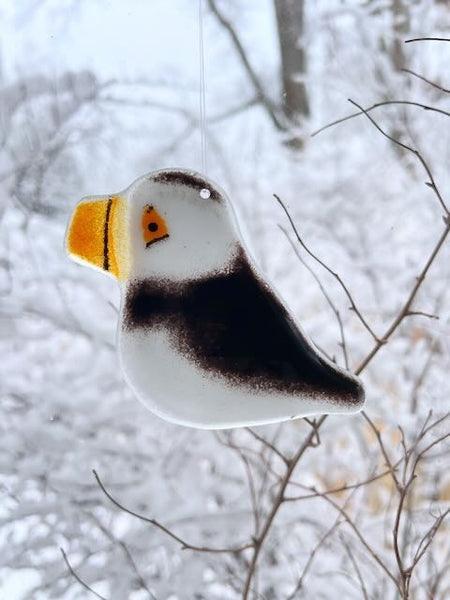 Charger l&#39;image dans la galerie, Glass ornament of a puffin bird with a snowy background
