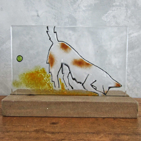 Charger l&#39;image dans la galerie, Glass picture showing a brown and white splodgy dog looking for his ball 
