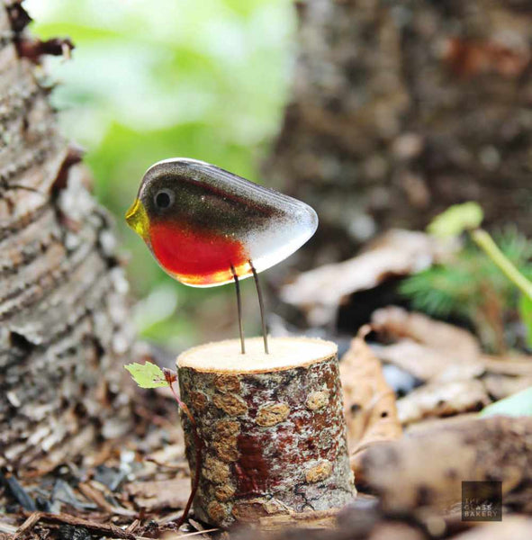 Load image into Gallery viewer, Endearing glass robin in the woods
