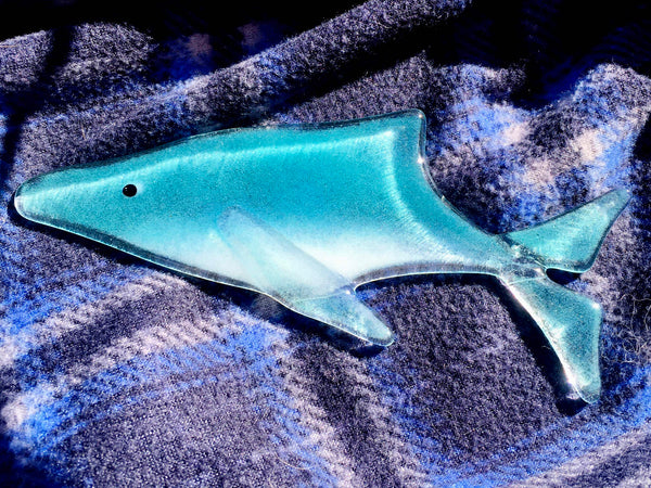 Charger l&#39;image dans la galerie, A Fused Glass Blue Whale Ornament
