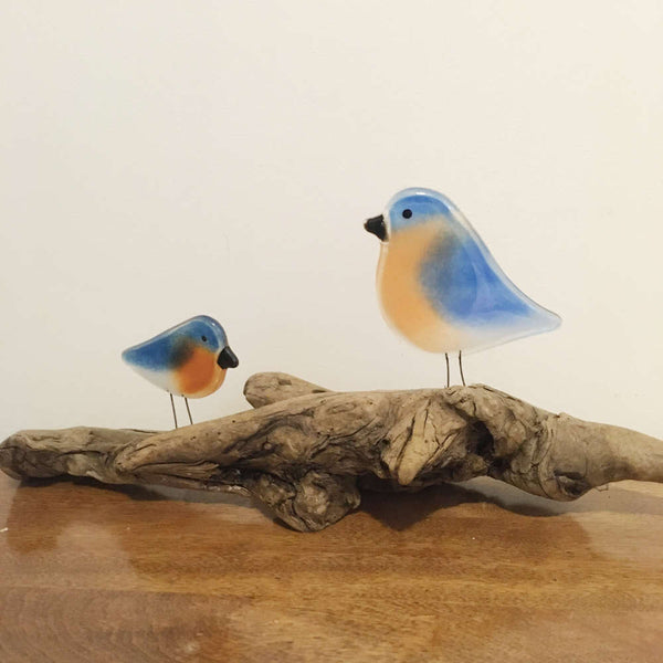 Load image into Gallery viewer, fused glass bluebird mixed pair of adult and chick birds on driftwood 
